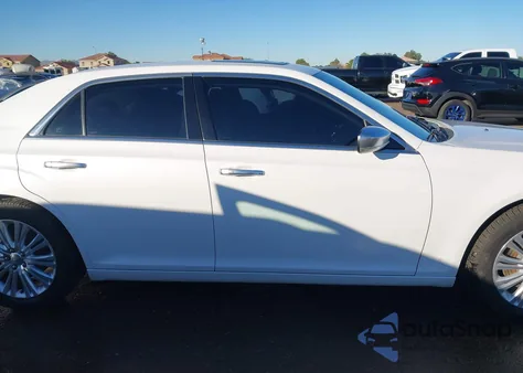 2013 Chrysler 300C Luxury Series Awd z USA, uszkodzony, nr VIN 2C3CCAST3DH505604